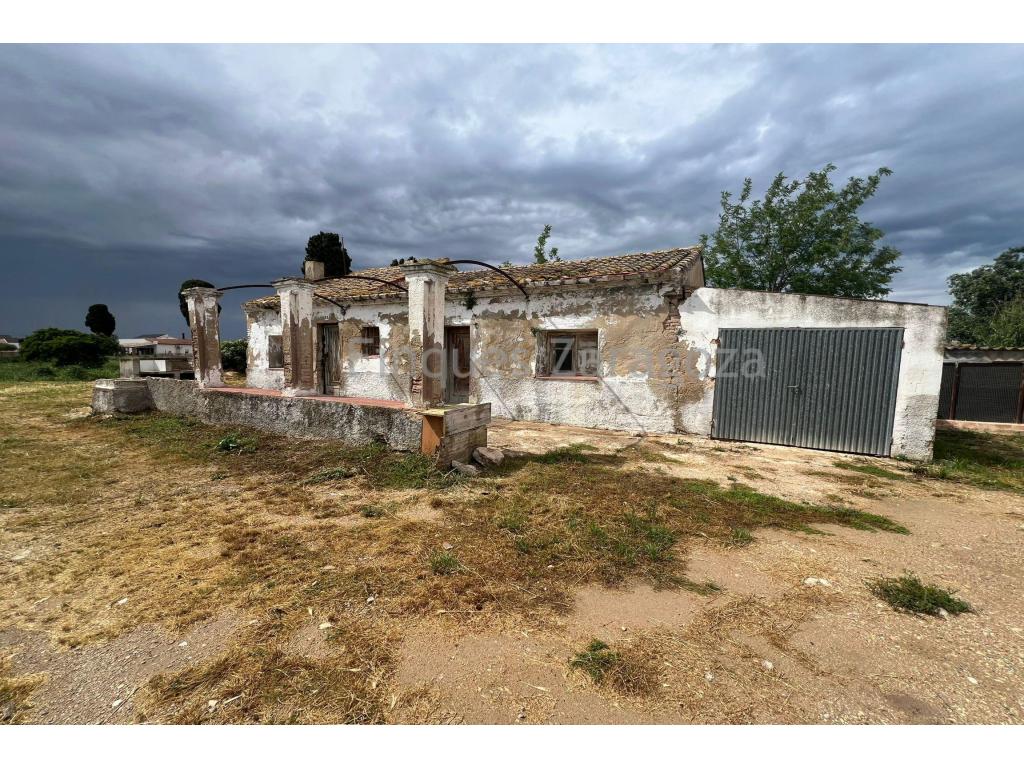 House for renovation located in a very quiet residential area of Deltebre, just a short distance from the Ebro River and the riverside promenade. A property with great potential for those looking to create a custom home in a natural and well-connected environment.The property has a plot area of 1,782 m², offering a large piece of land with multiple possibilities for outdoor use, such as a garden, relaxation area, or additional space according to the future owner’s needs.The main building, dating from 1940, has approximately 89 m², plus a storage building of around 21 m². The house is currently in a ruinous condition and requires a complete renovation, allowing the spaces to be redesigned and the charm of a traditional home to be restored while adapting it to modern living.Its location is one of its greatest attractions: a quiet residential area close to the river and the riverside promenade, ideal for enjoying the surroundings of the Ebro Delta, walking, relaxing, and living surrounded by nature.An interesting opportunity for those looking for a spacious property in Deltebre and wishing to restore a character-filled home in a privileged location.